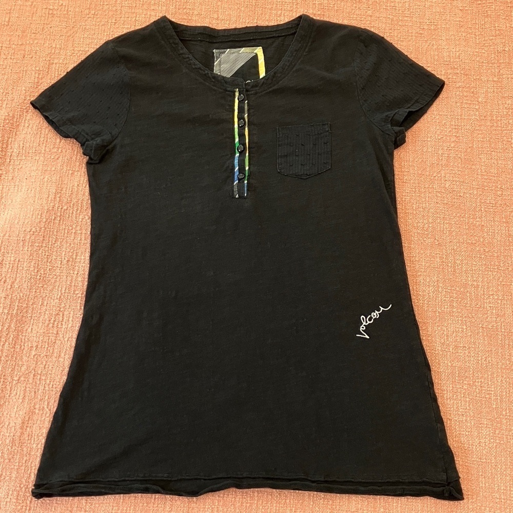Volcom med wm’s Black t-shirt crochet accent cap sleeve & front pocket